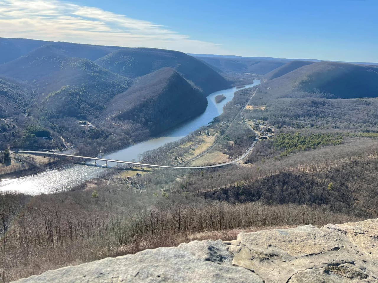 Desde ahí puedes ver grandes distancias tanto río arriba como río abajo sobre el brazo oeste del río Susquehanna y las montañas circundantes.