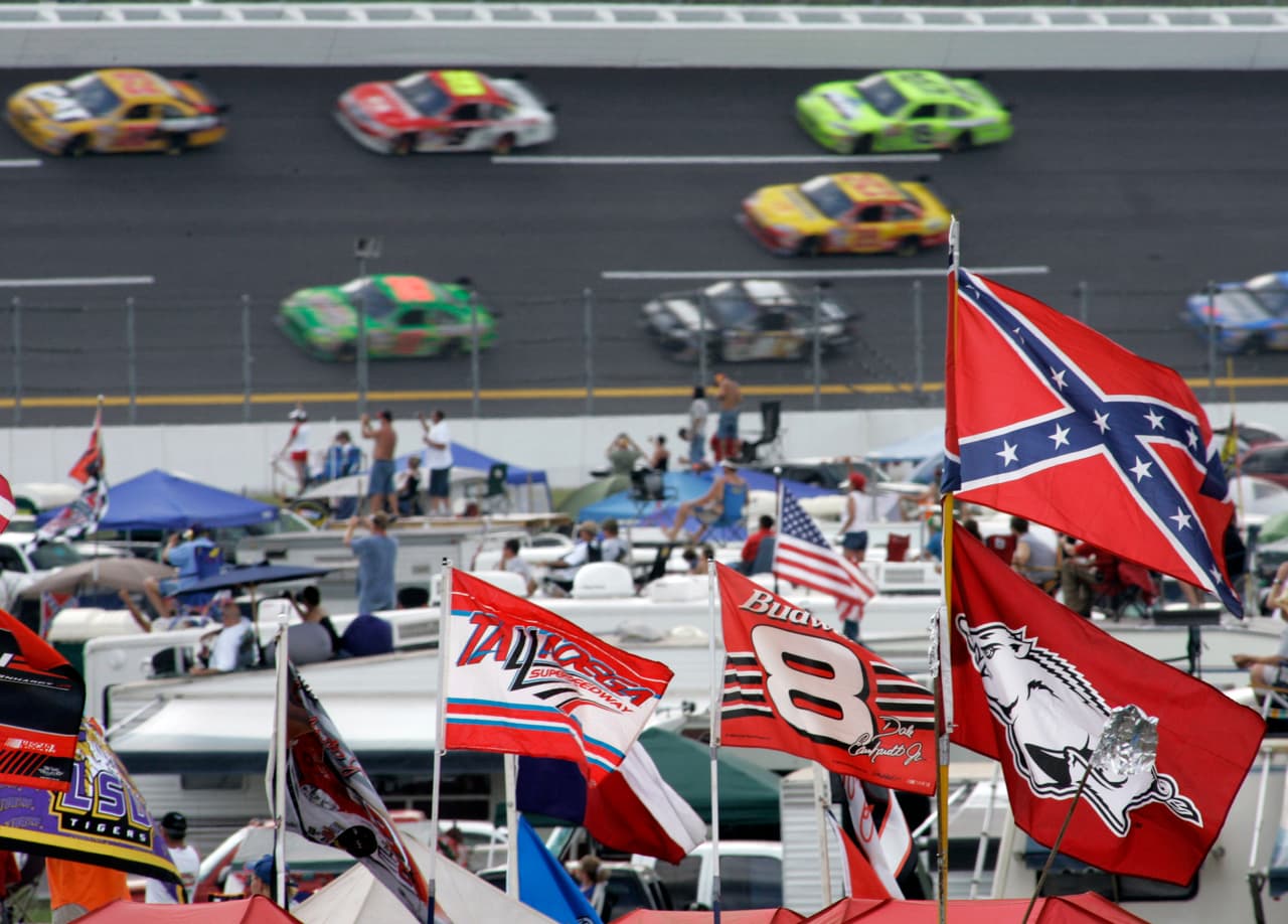 La NASCAR prohíbe el uso de la bandera confederada en carreras