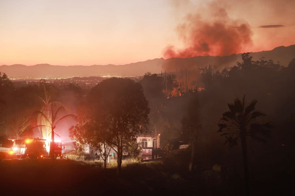 Cientos de personas tuvieron que desalojar sus hogares mientras que bomberos de Riverside y San Bernardino intentaban controlar el avance de las llamas.