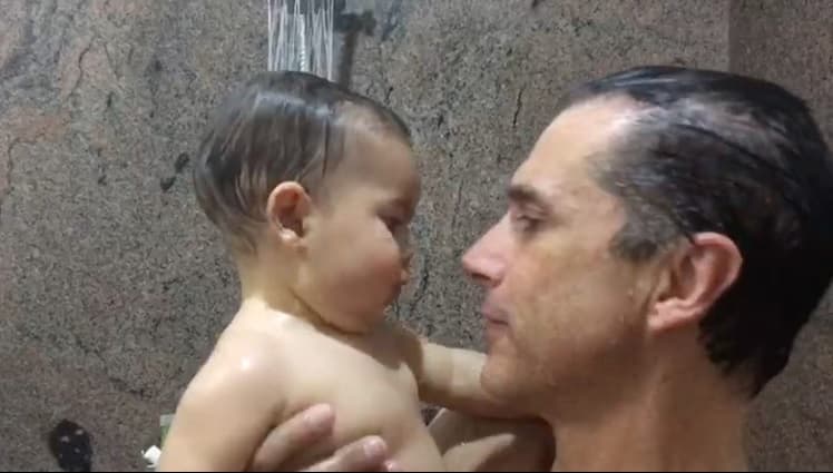 Mila Mori Súbtil de cinco meses, es la pequeña nieta de Sergio Mayer y para el productor no hay nada de malo en compartir un video bañándose con la pequeñita. “Por mi pueden criticar lo que quieran y seguir de mal pensados, es mi nieta y yo haré lo que se me dé la gana con ella”, comentó molesto el productor de ‘Sólo para mujeres’.