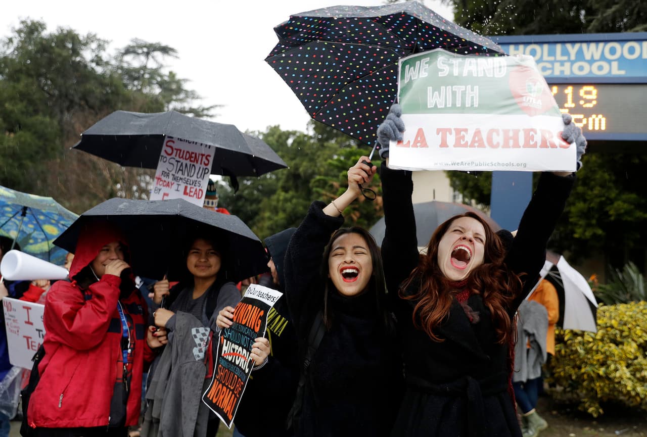 María Arienza (a la derecha) maestra de inglés y español, grita consignas al lado de su estudiante Stephanie Medrano, afuera de la secundaria North Hollywood.