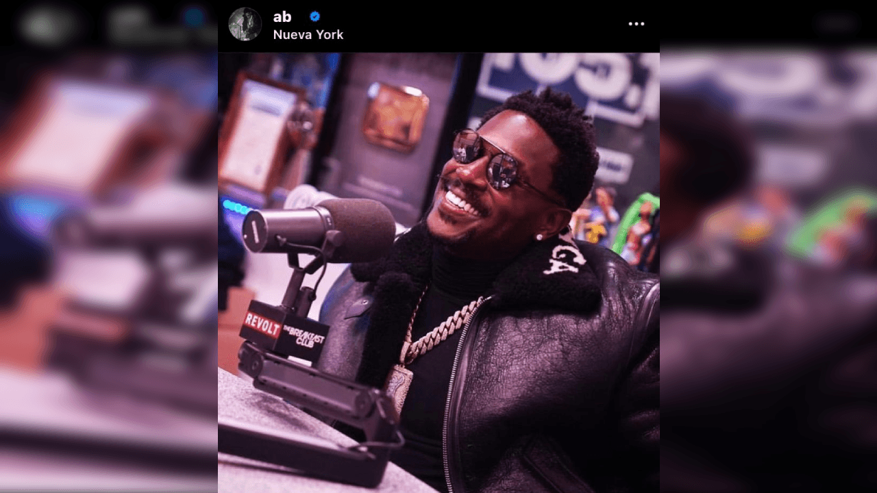 <b>Talento musical</b>
<br>Les guste o no, Antonio Brown tiene la pinta y la capacidad para romperla en la música, así lo ha demostrado y lo respaldan casas productoras.