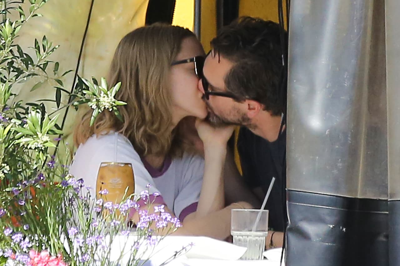 Chicos, que hay familias alrededor...