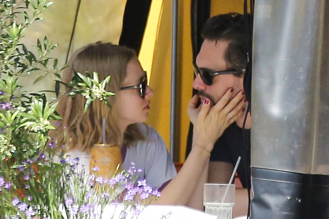 Ella le tocaba el rostro, lo admiraba...