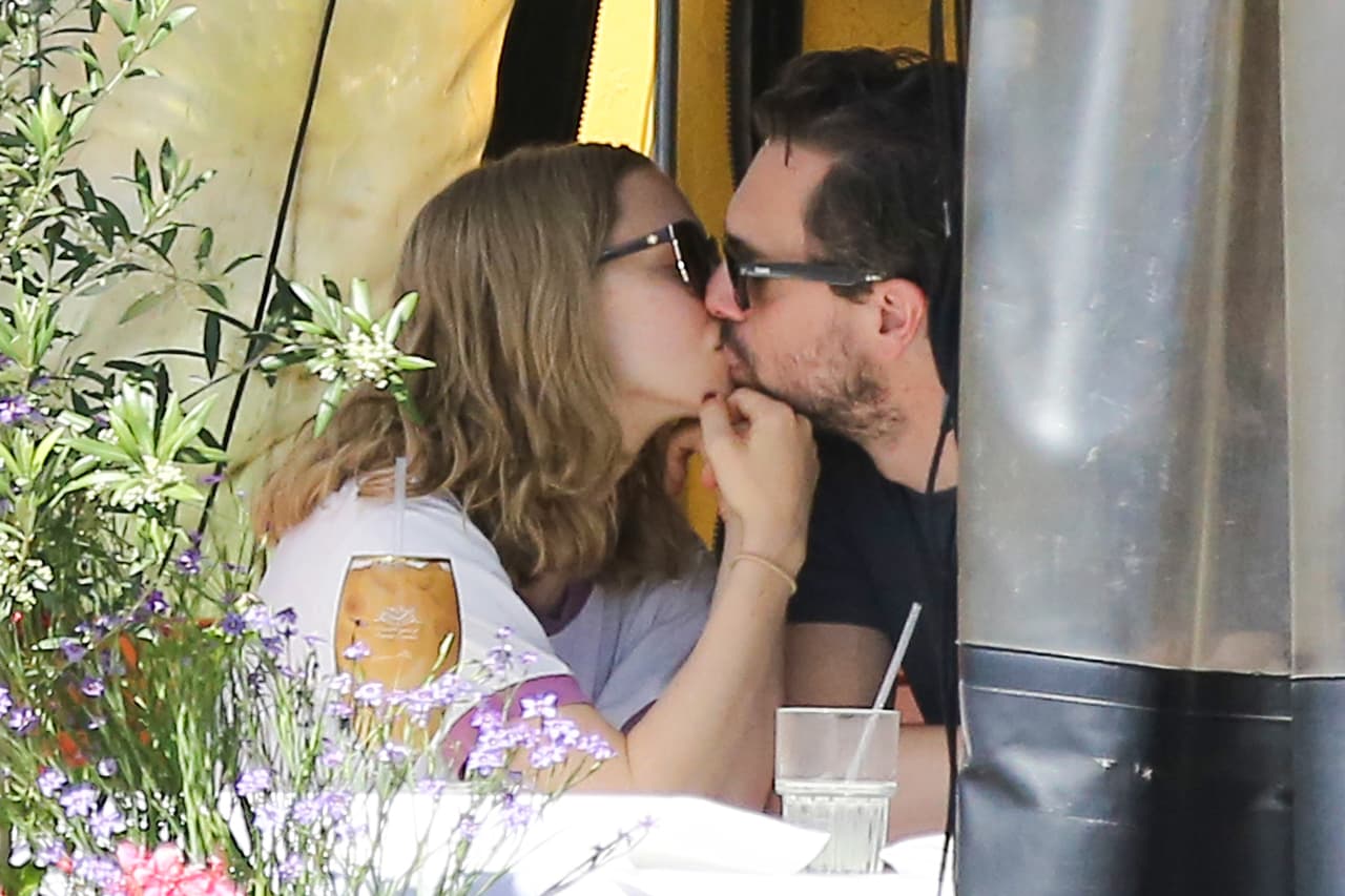 La actriz y su nuevo novio, Thomas Sadoski, ¡entre puros besotes!