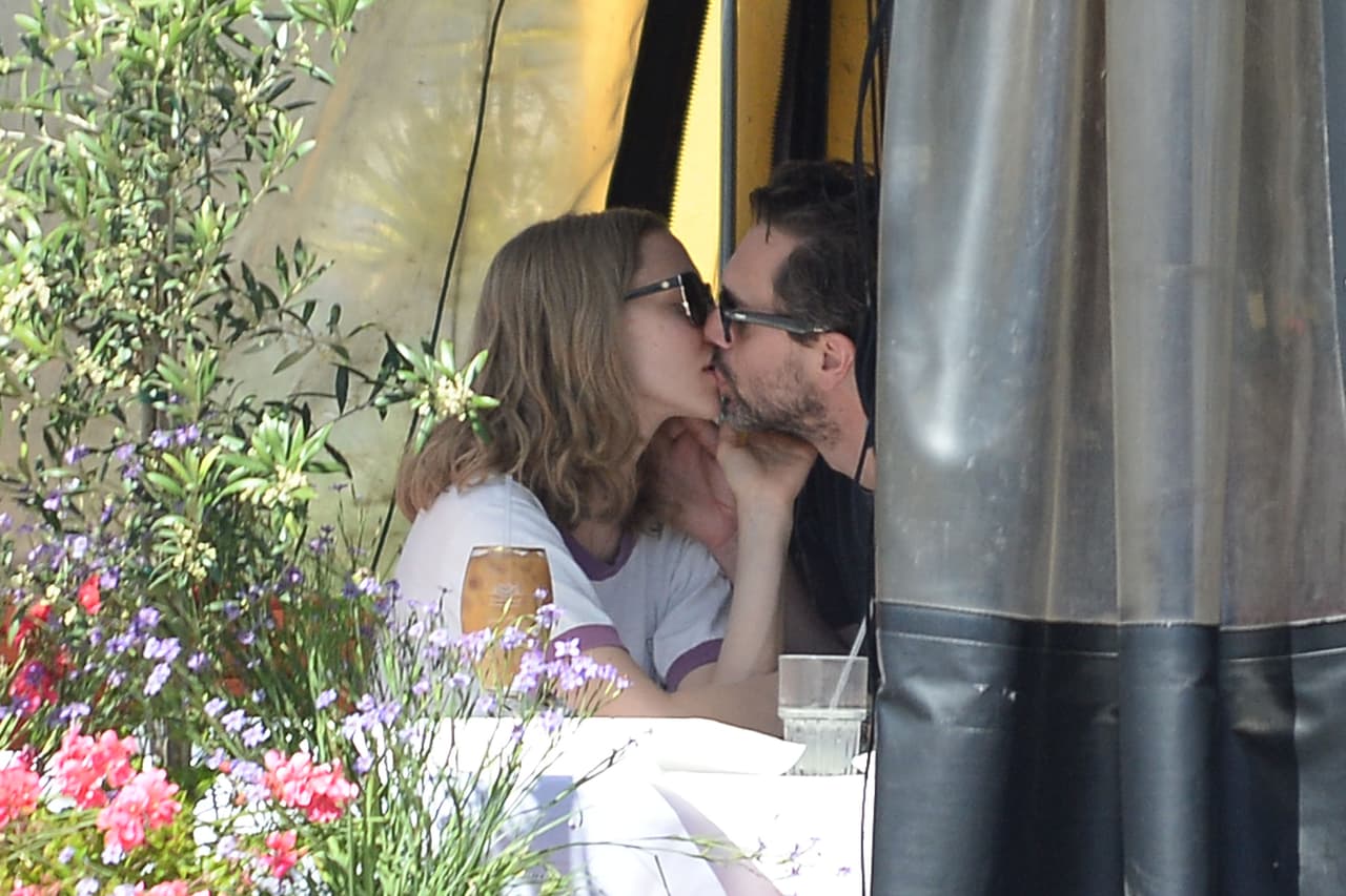 Besitos por aquí y por allá...