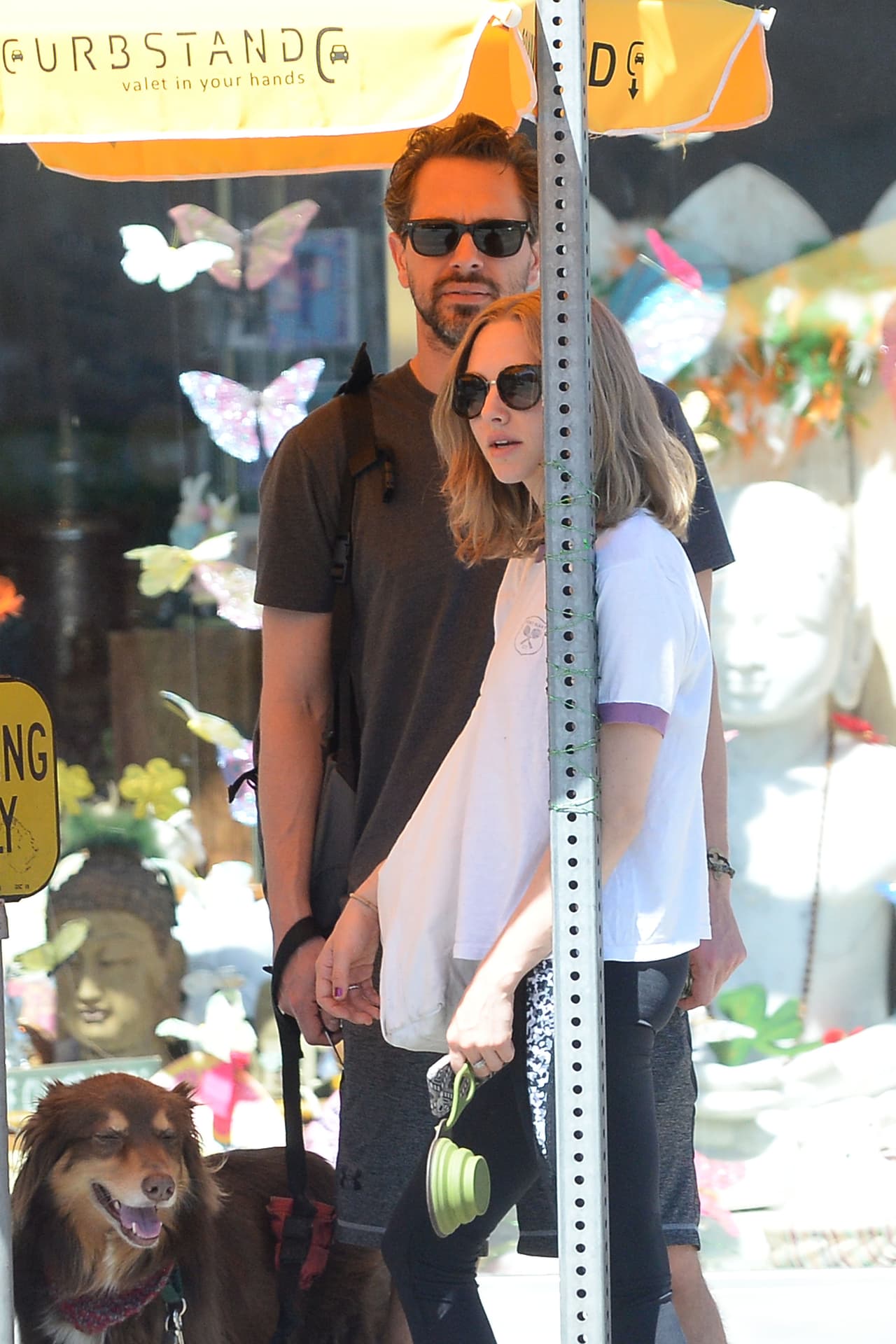 Saliendo del restaurante en Sunset Blvd.