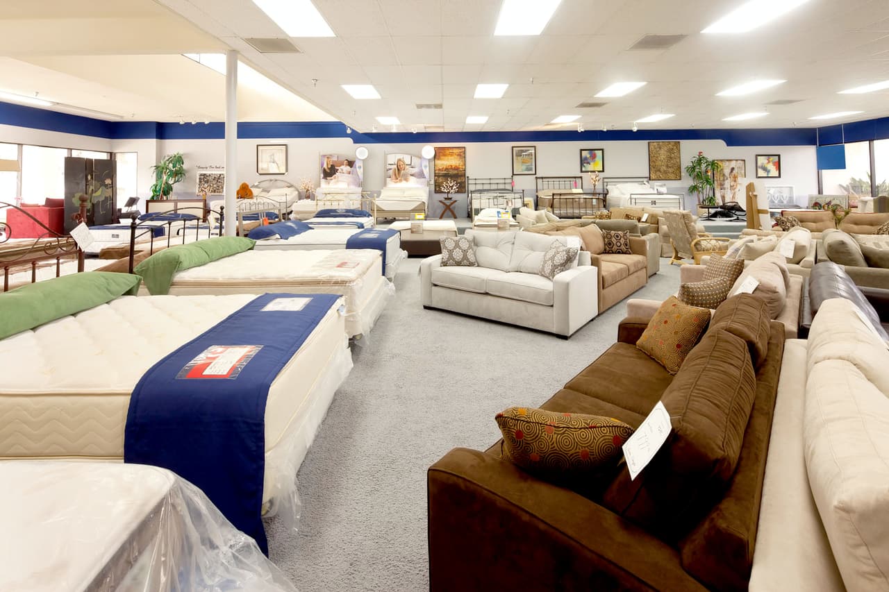 <b>Camas y muebles: +11.8%</b>
<br>
<br>El repunte de los precios de la madera aserrada junto con otras materias primas para estos productos ha impactado en sus precios. Además, la distribución de estos artículos ha sido un desafío debido a problemas de la cadena de suministro global.