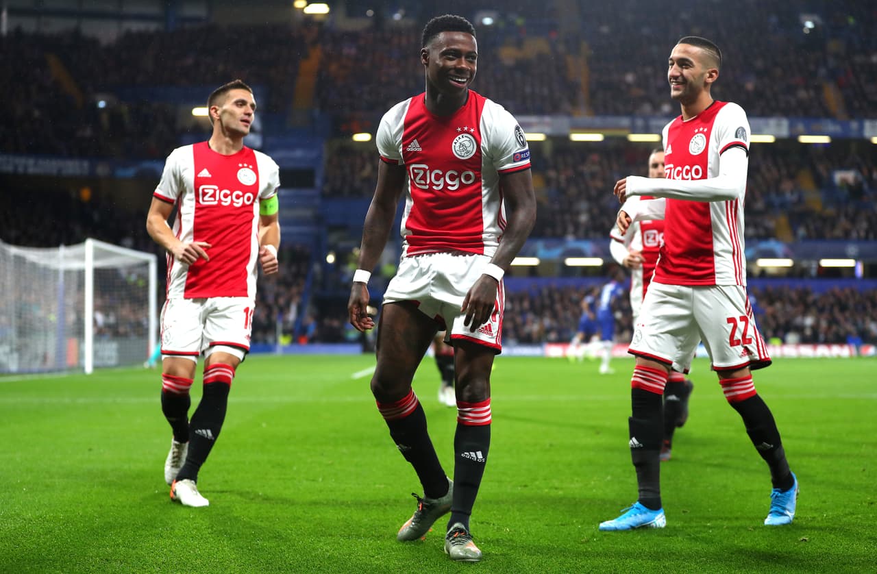 Quincy Promes del AFC Ajax celebra su primer gol del partido.