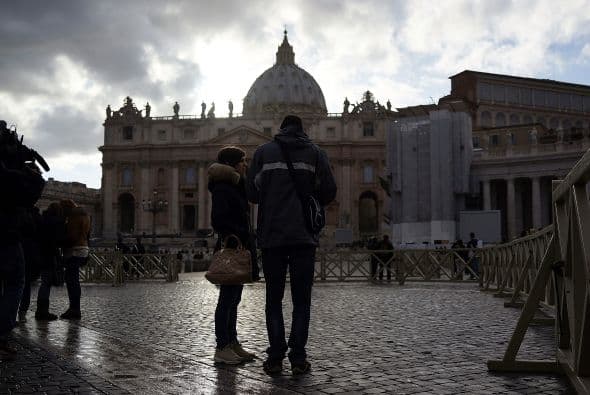 El rito que se seguirá en la entronización del Pontífice, que ha elegido como lema "Miserando atque eligendo" ("Lo miró con misericordia y lo eligió"), comenzará con un rezo ante la tumba de san Pedro, en la cripta de la basílica vaticana, en la que Francisco estará acompañado de los patriarcas y arzobispos mayores de las iglesias católicas de rito oriental.