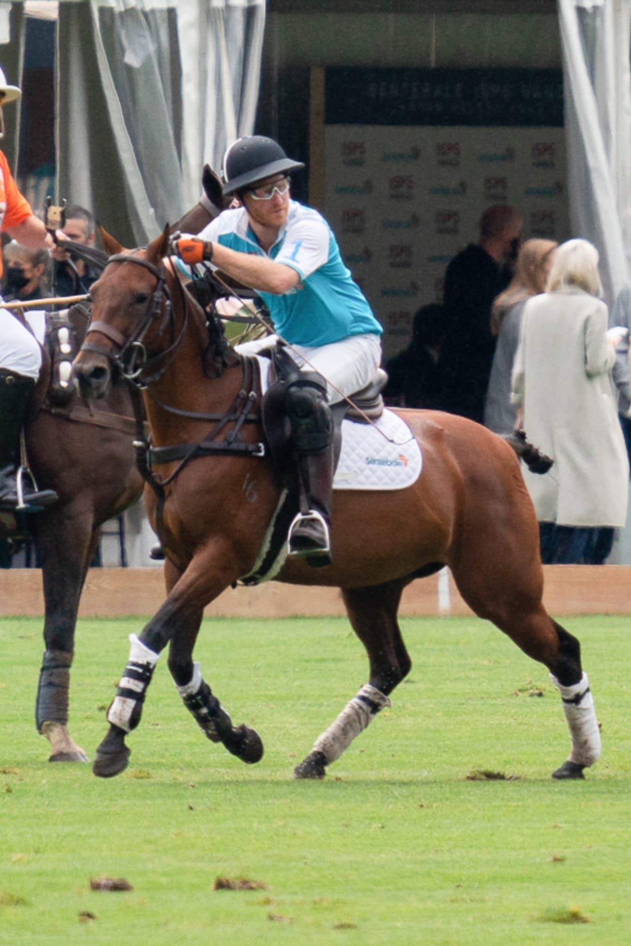 "Esta es 
<b>solo una de las distintas donaciones que planeo hacer a organizaciones benéficas</b> y estoy agradecido de poder retribuir de esta manera a los niños y las comunidades que gravemente lo necesitan", señaló el príncipe a través de un comunicado.