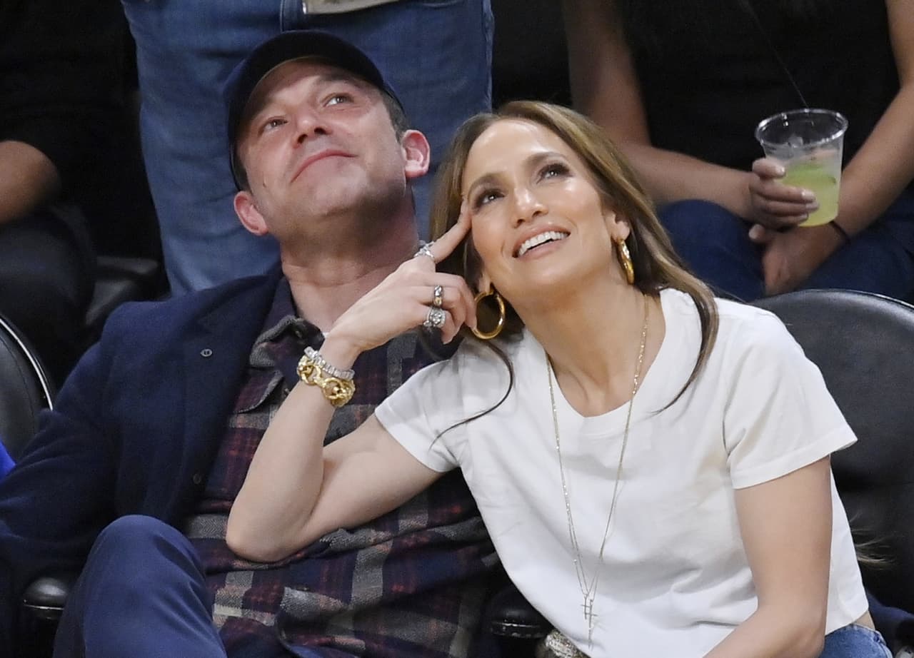 Ben Affleck y JLo felices mientras se desarrollaba el partido de baloncesto.