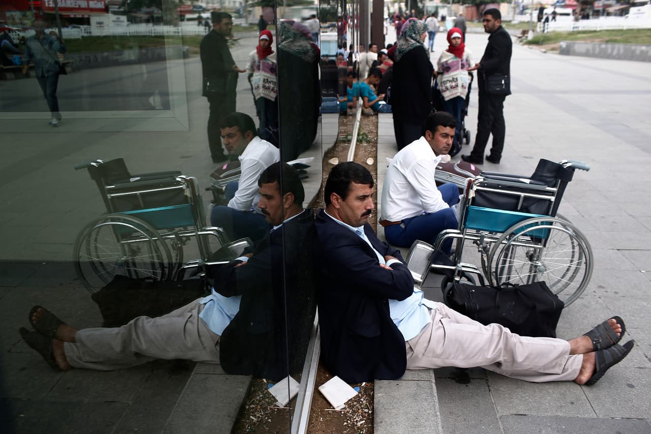 Candidatos republicanos piden rechazar a refugiados sirios tras masacre en Francia