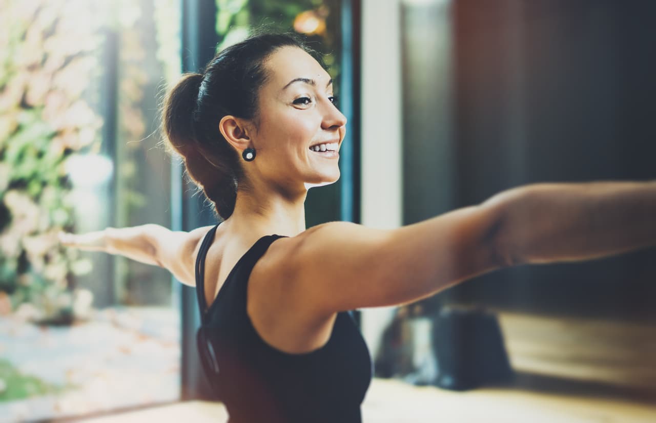 <b>Hombros. </b>Siéntate en el borde de la cama con los pies apoyados en el piso. Mantén la espalda recta y gira los hombros hacia adelante y hacia atrás. También haz movimientos de arriba y abajo suavemente sin arquear la columna.