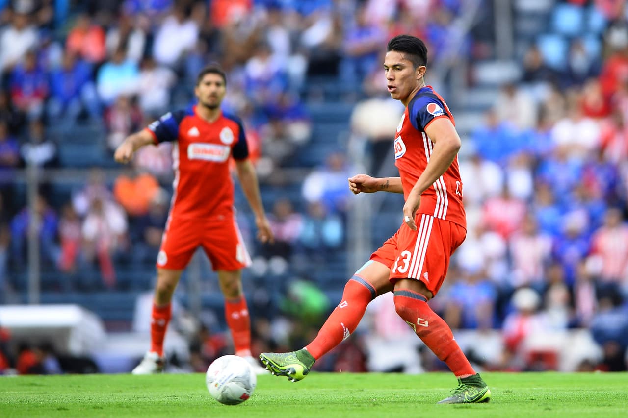 El jugador de Chivas no solo está contemplado como solución en el mediano plazo, sino como uno de los jugadores a seguir para encabezar la zona baja del Tri en un futuro.