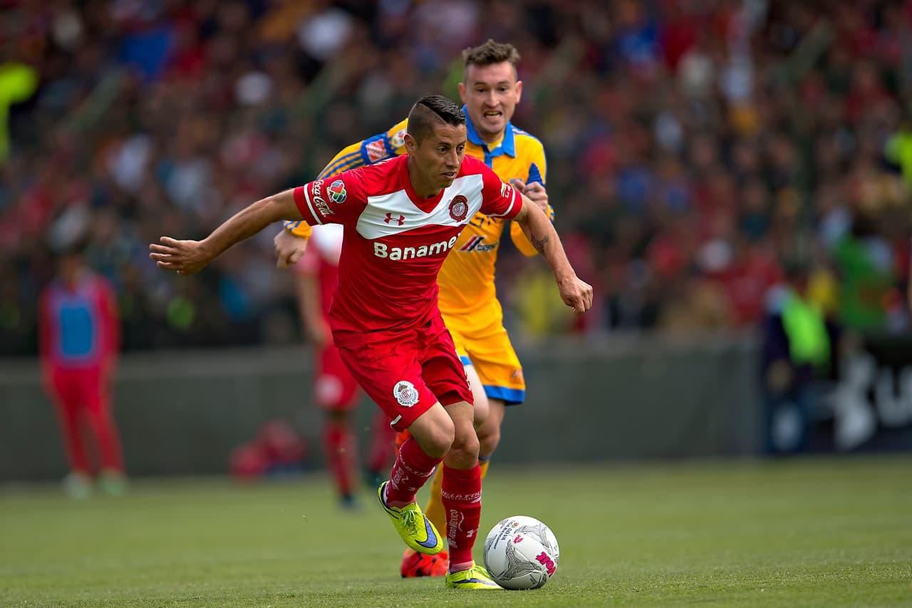 Fue de los revulsivos para el cuadro de Miguel Herrera porque además de velocidad, es de los que mejor centra sobre la carrera y sus balones al área son muy precisos en táctica fija... si no pregunten a compañero Paulo Da Silva que cada partido de los escarlatas recibe por lo menos un centro importante del camisa 11.