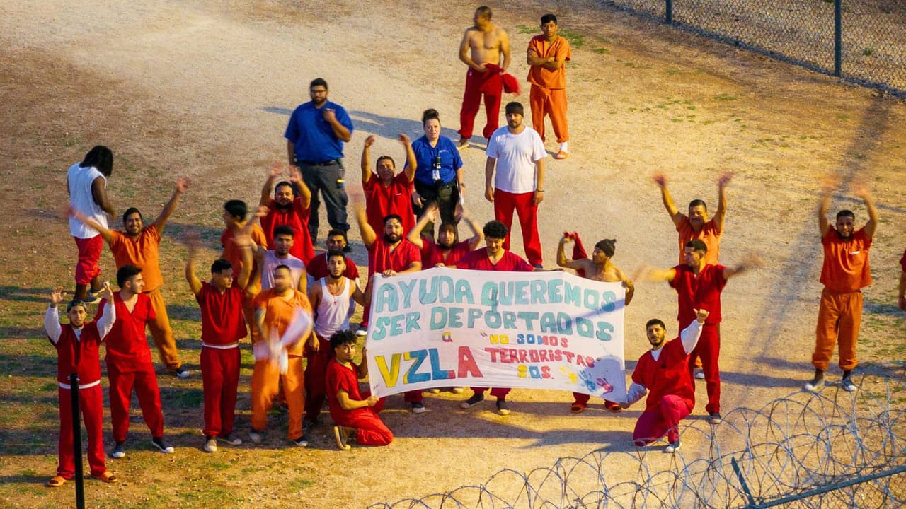 <h3 class="cms-H3-H3">¿Quiénes son y qué buscan? </h3>
<br>Las autoridades aseguran que
<b>se trata de miembros activos del Tren de Aragua</b>, una banda criminal originada en Venezuela. Sin embargo,
<b>los propios detenidos niegan esa acusación</b> y dicen que su único deseo es ser deportados cuanto antes.
<b>“No somos terroristas”</b>, se lee en su pancarta. Algunos de ellos, según reportes de prensa,
<b>han pedido volver a su país antes que permanecer encerrados en condiciones que ellos describen como inhumanas.</b>