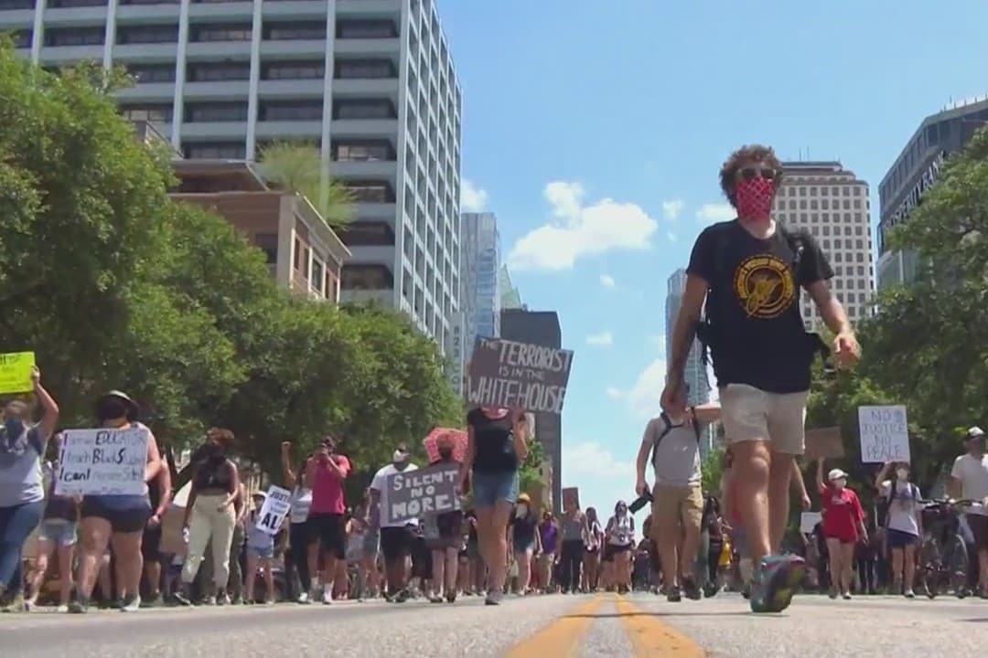 El alcalde agregó que el Concilio de la ciudad discutirá esto a lo largo de esta semana. “Necesitamos tomar pasos mayores”, 
<a href="https://www.univision.com/local/austin-kakw/necesitamos-tomar-pasos-mayores-alcalde-de-austin-asegura-discutiran-cambios-para-la-policia">dijo Adler</a>.
