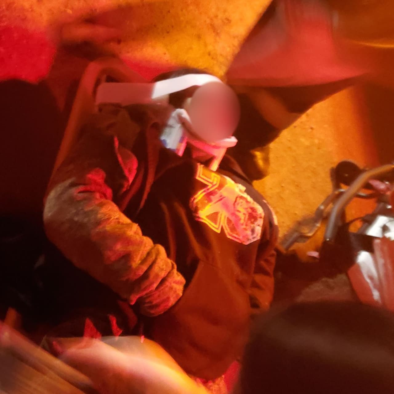 Un ciudadano guatemalteco de 33 años se quebró varios huesos al caer del muro fronterizo cerca de Douglas, Arizona. El migrante que no fue identificado fue trasladado a un hospital local y se recupera de sus heridas, informó la agencia migratoria.