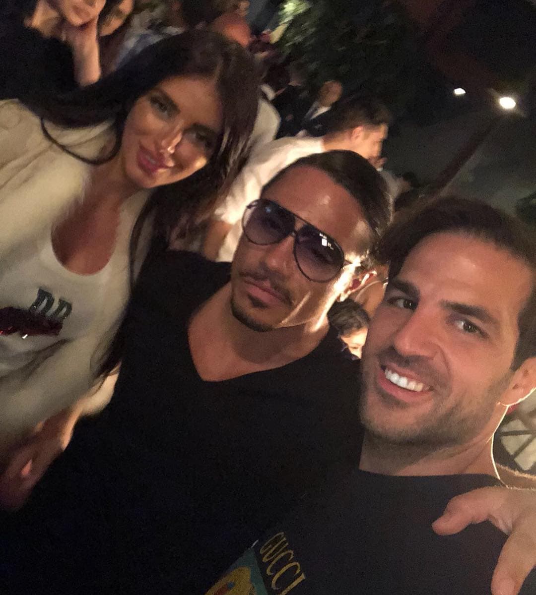 El campeón del mundo con España en 2010, Cesc Fabregas, junto a su esposa y Nusret.