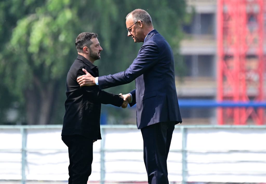 El canciller alemán, Friedrich Merz, recibe al presidente de Ucrania, Volodymyr Zelensky, este miércoles en Berlín.