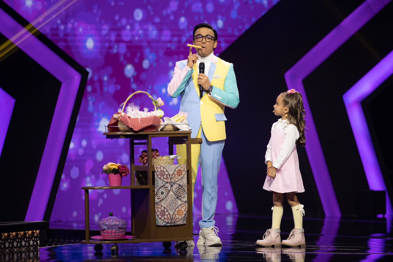 El toque juvenil de su look fue el calzado deportivo color blanco.