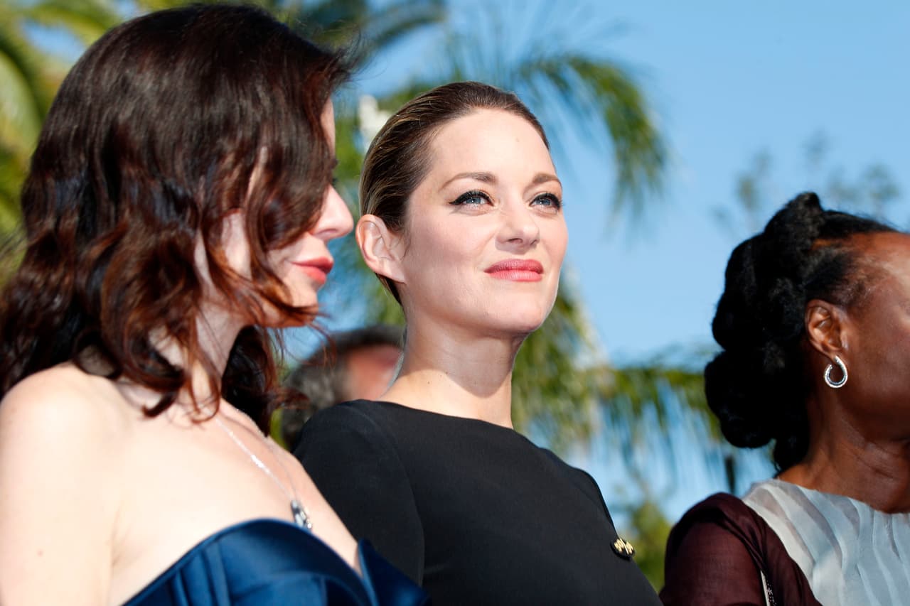 La actriz francesa Marion Cotillard fue otra de las mujeres que desfiló este sábado en la protesta simbólica. Ella también aprovechó el festival para referirse a los recientes movimientos de mujeres que exigen igualdad y el fin de los abusos como una "revolución necesaria". "Hay comportamientos que casi habíamos normalizado pero que son inaceptables de base y que hoy en día ya podemos decir abiertamente que son inaceptables", dijo la actriz en una entrevista reciente al referirse al caso de Harvey Weinstein.