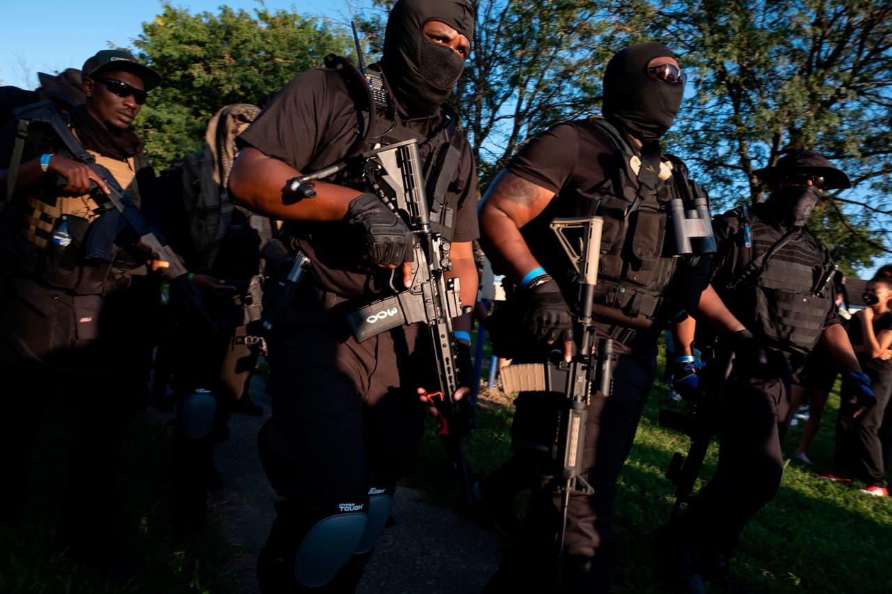 Breonna Taylor, una trabajadora médica de emergencia de 26 años y su compañero Kenneth Walker estaban dormidos en su casa cuando agentes entraron y dispararon en un operativo policial. Desde marzo, cuando ocurrió el incidente, varias manifestaciones se dieron en Louisville, Kentucky, donde muchos esperaban una condena firme a los responsables. Entre los que manifestaron públicamente estuvieron los miembros de la milicia afroestadounidense ‘Not Fucking Around Coalition’ (‘Coalición No perdemos el tiempo’, en español).