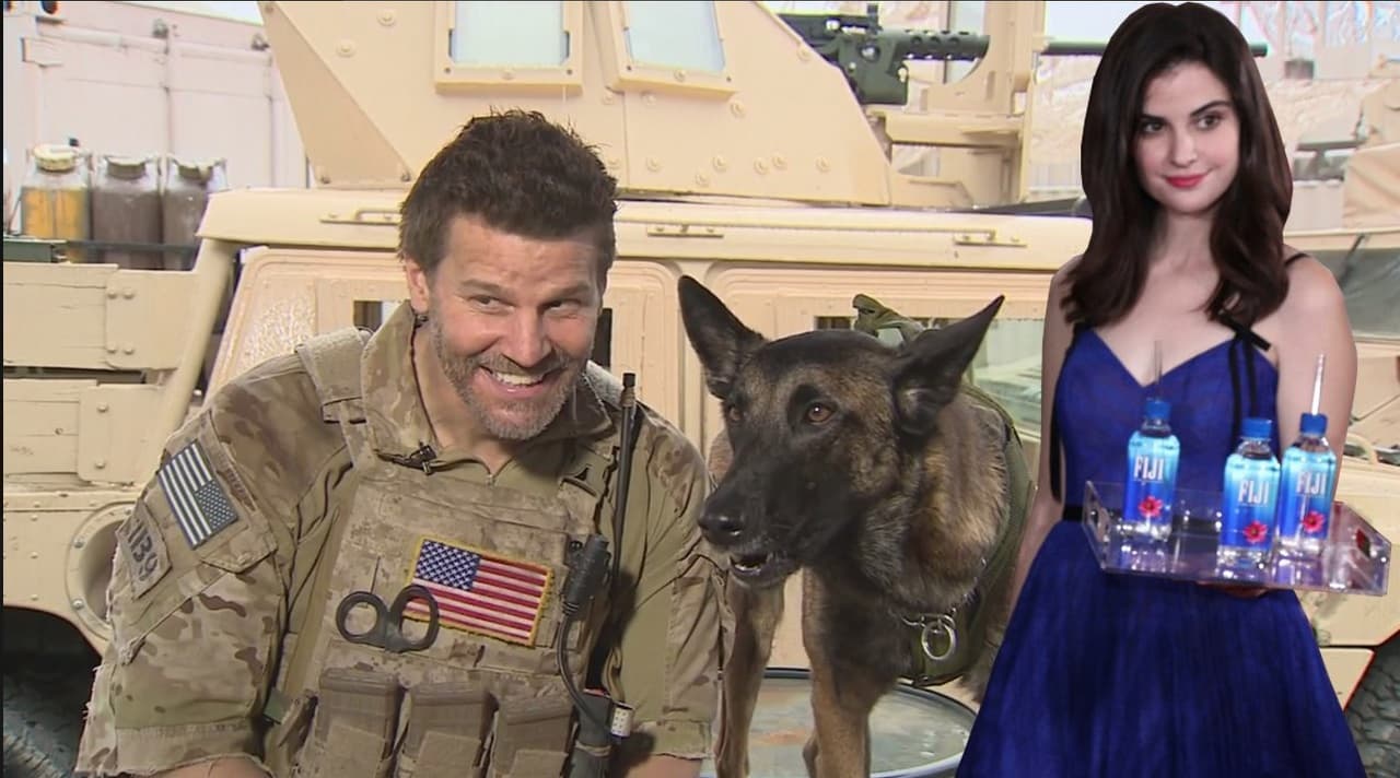 Kelleth Cuthbert estaba en la alfombra roja por una causa solidaria: Por cada famoso fotografiado tomando la marca de agua con la que trabajó en los Globos de Oro, la empresa donaría $1,000 dólares para ayudar a mujeres aspirantes a directoras de cine de la organización American Film Institute's Directing Workshop for Women.