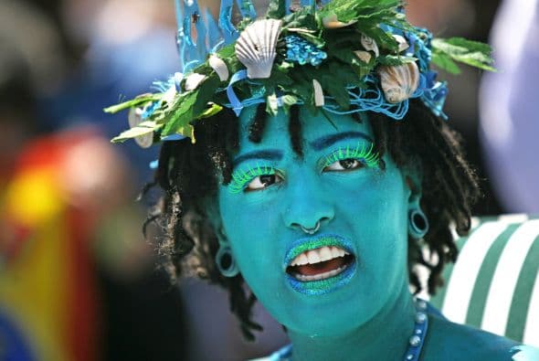 Junto a ellos, un par de miles de personas se disfrazaron sin ningún tipo de complejos para dar la bienvenida al verano.