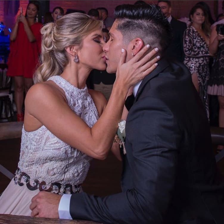 Este es el primer beso como marido y mujer de Jesús y Natasha, después de que el 9 de abril el cantante le entregara el anillo a su novia.