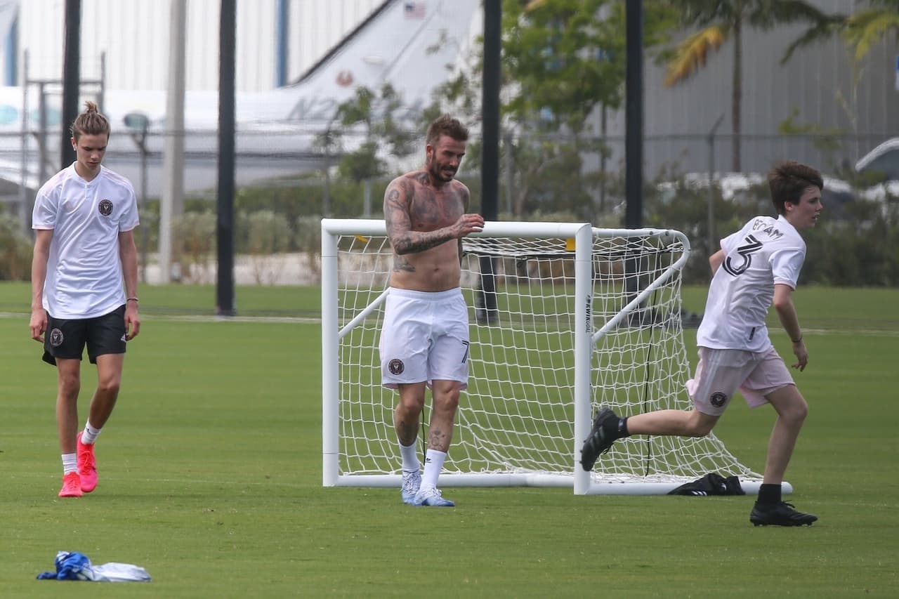Romeo y Cruz, los otros dos varones de David y Victoria Beckham, examinaron el campo de juego.