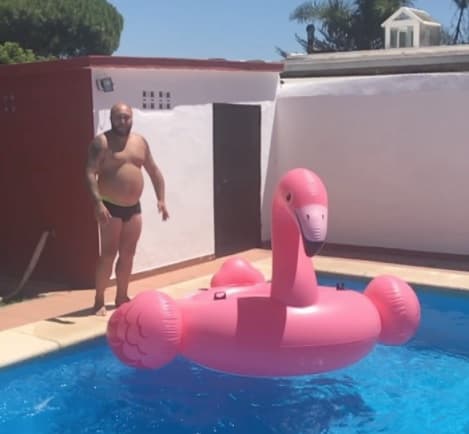 Esta foto dio mucho de qué hablar y dio paso a memes que hablaban sobre la figura del hijo de Pantoja.