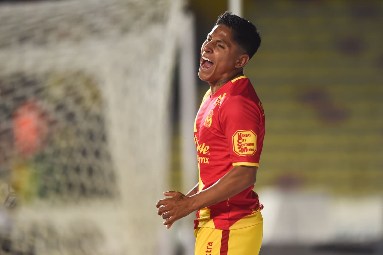 Raúl Ruidiaz de Morelia se lamenta tras fallar un mano a mano con el portero de Veracruz.