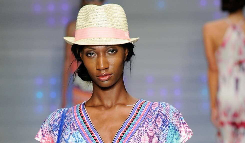 Si eres de las que no se quitan el sombrero, esta opción es para ti. En la pasarela de Hale Bob las modelos llevaban un recogido de lado muy coqueto. El peinado tenía un acabado un poco messy, que le daba movimiento. Cuando lo hagas ten a la mano el sombrero que usarás para que puedas medir con exactitud el lugar exacto en donde debes de sujetar el recogido.