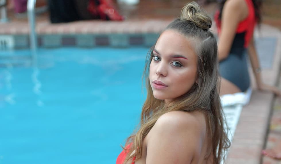 Otro peinado muy fácil de imitar es el half bun, lo vimos en la presentación de Chromat Swim. Puedes hacer una raya a cada lado de la cabeza para tomar la parte central, sujeta esa sección de pelo para formar el recogido. Esconde la liga con la que sujetas el bun con ayuda del pelo. Es muy fácil de hacer y rehacer.