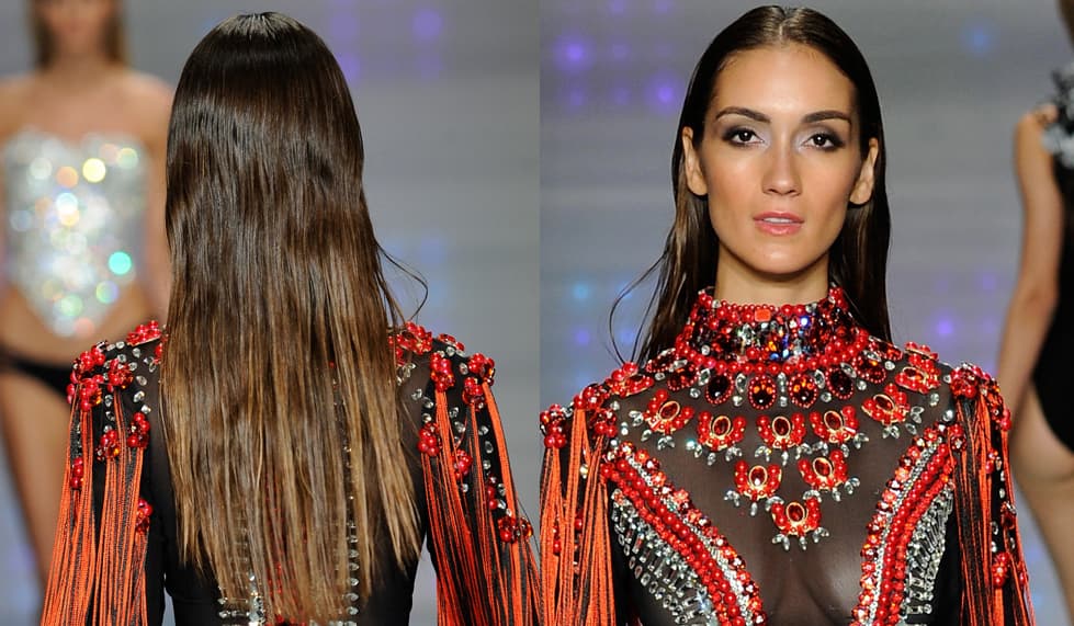 Otro peinado que es ideal para los días de playa es el wet look. Lo vimos en el desfile de Rocky Gathercole. Es un peinado muy fácil de hacer y que le queda bien en especialmente a las que tienen el muy fino. No olvides usar un gel que de este acabado de textura húmeda.