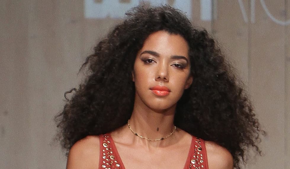 Entre las modelos que desfilaron para la marca Blue Life and Beach Riot nuestra favorita fue esta chica con melena rizada. Si tu pelo tiene esta textura aprovéchala y lúcela en la playa, pero recuerda desenredar el pelo cuando está húmedo. Si lo mojas, al salir del agua vuelve a deshacer los nudos.