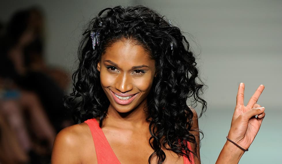 Las beach waves son y seguirán sido las mejores aliadas del pelo en la playa. En el desfile de Coutney Allegra las modelos lucieron este look y se le veía muy bien a todas. Para lograr este efecto, aplica un spray de Sea Salt sobre el pelo húmedo y enrolla uno de tus dedos sobre una sección del pelo para crear un bucle. Repite este movimiento en todos los mechones que puedas. Veras cómo cuando se seca queda con esa textura wavy.