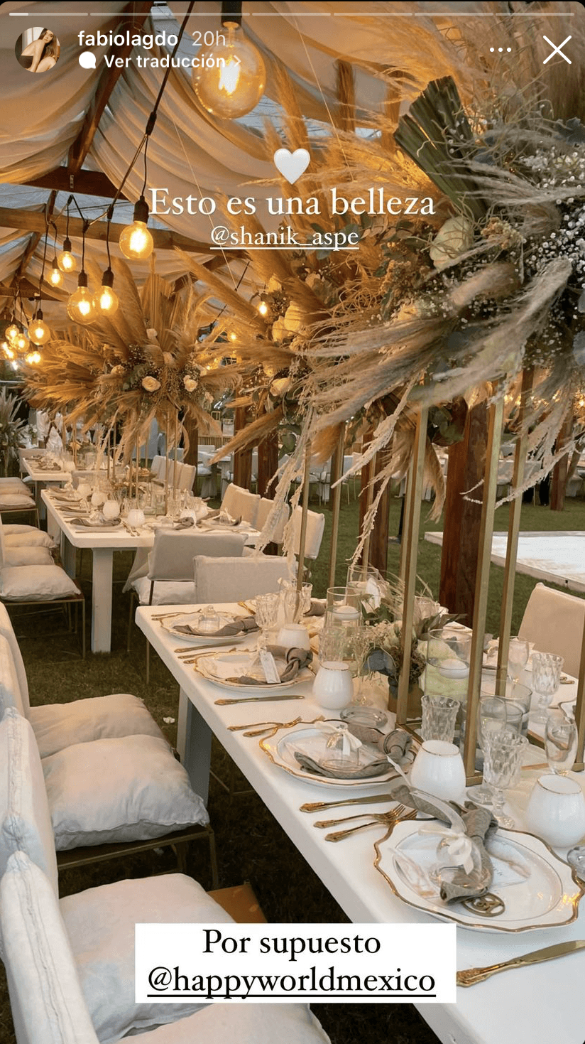 La actriz 
<a href="https://www.univision.com/famosos/a-sus-34-anos-fabiola-guajardo-recibe-el-beso-mas-especial-ni-en-las-telenovelas-lo-habiamos-visto-video">Fabiola Guajardo</a> mostró a través de sus historias de Instagram el banquete. Casi toda la decoración fue en color banco y con enormes centros de mesa.