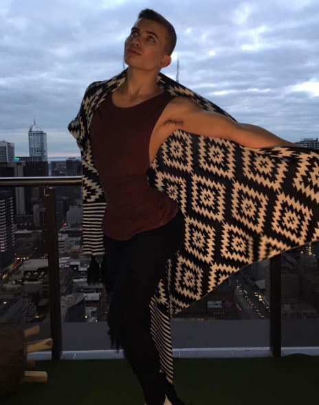 El chico tiene mucha confianza en sí mismo y no le importa el qué dirán, así que hasta comparte fotos desnudo.