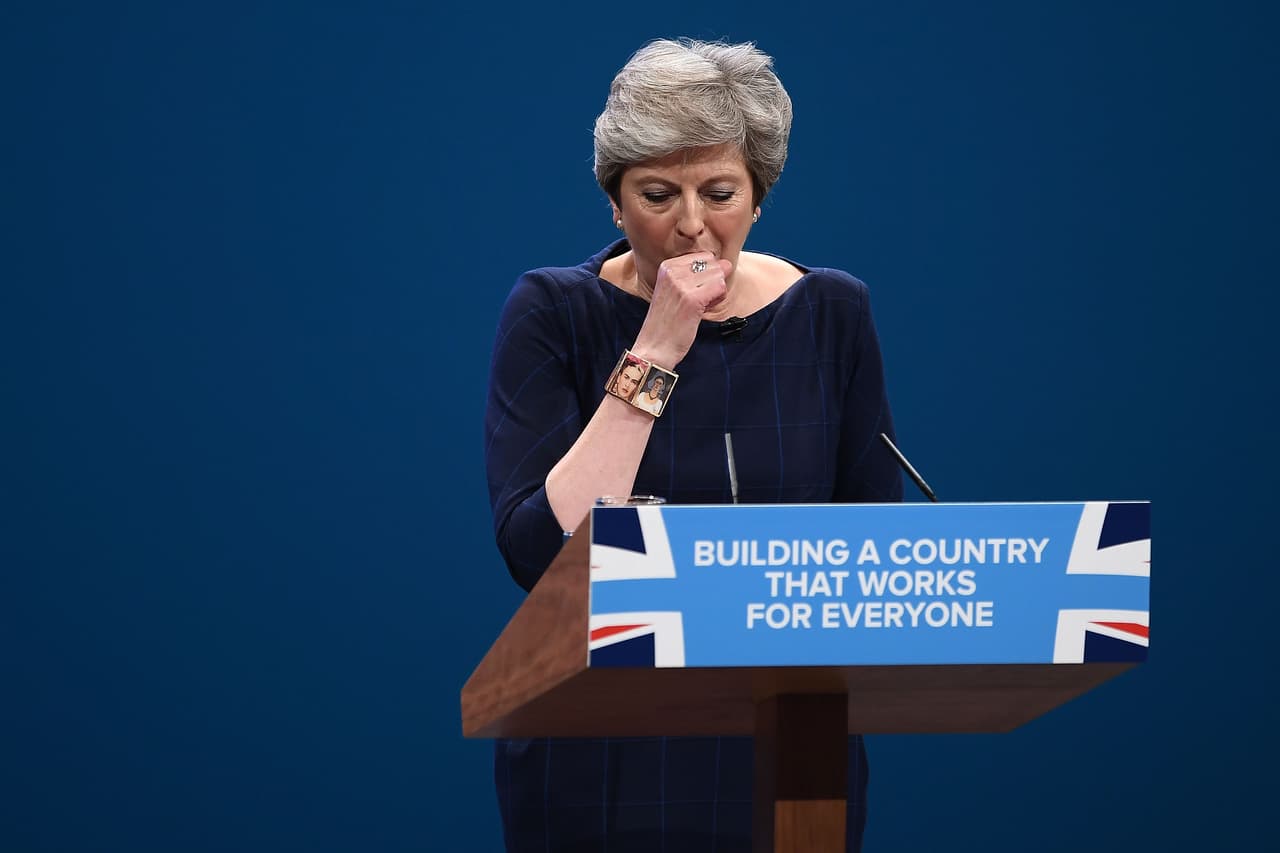Theresa May, exprimera ministra británica, lució un brazalete
<b> con la imagen de Frida Kahlo durante un discurso a miembros del partido conservador.</b> En
<a href="https://www.univision.com/temas/redes-sociales">redes sociales</a> fue criticada debido a la ideología de la artista, lejana a la que la británica profesa.