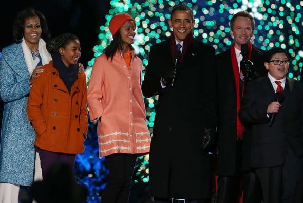 Este año fue iluminado de color verde y estuvieron rodeados de varios artistas musicales.