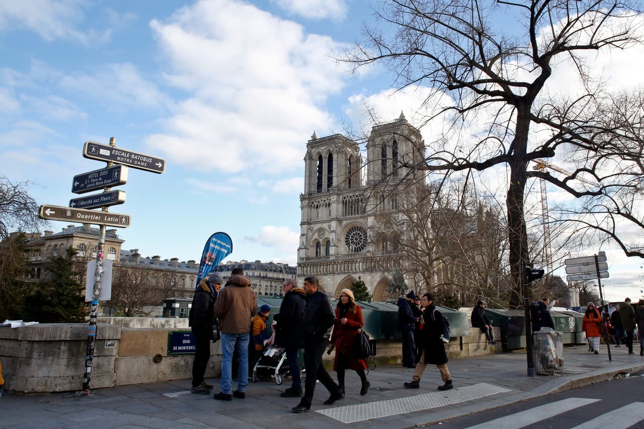 La catedral de Notre Dame "puede que nunca se recupere del incendio devastador", dice su rector