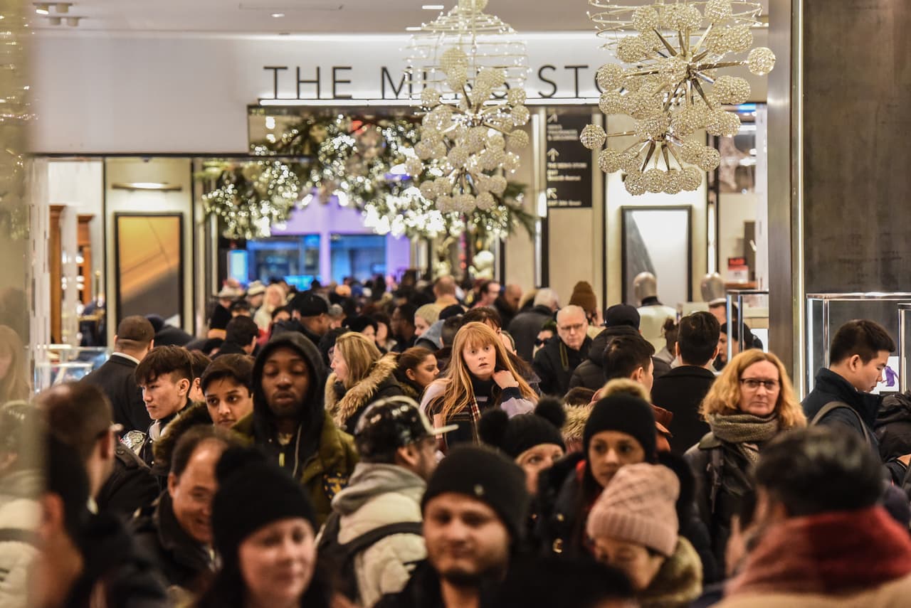 ¿Por qué Woodfield Mall eliminó las horas de compras durante la noche del viernes negro?