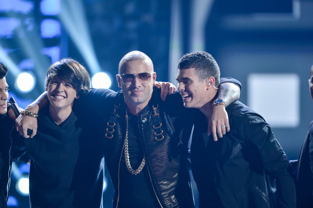 Wisin acompañó a los chicos de CNCO durante su gran noche.