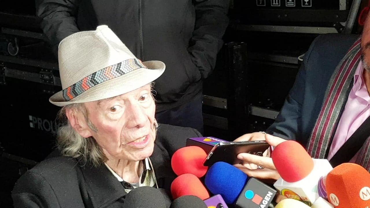 <b>El actor de 87 años </b>nos contó que está recuperado de salud y que le hace caso a los médicos, tomándose los medicamentos a tiempo. Su esperanza es algún día poder regresar a los escenarios en la puesta en escena de
<b>‘Aeroplanos’</b>, la cual ha compartido con
<b><a href="https://www.univision.com/entretenimiento/ignacio-lopez-tarso-da-primeras-declaraciones-tras-sufrir-robo-en-su-casa-fotos"> el actor Ignacio López Tarso</a></b>.