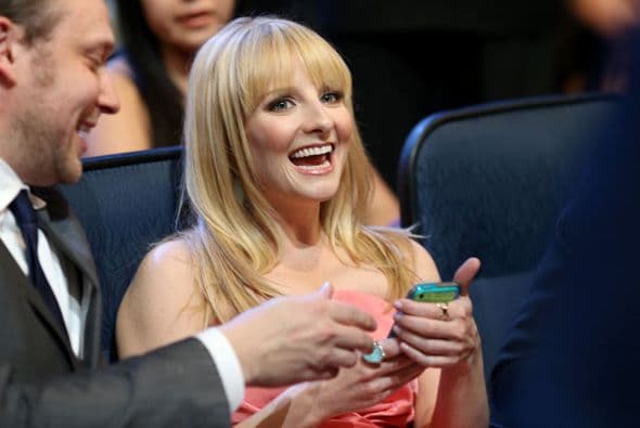 ¡Deja ese teléfono, Melissa Rauch!