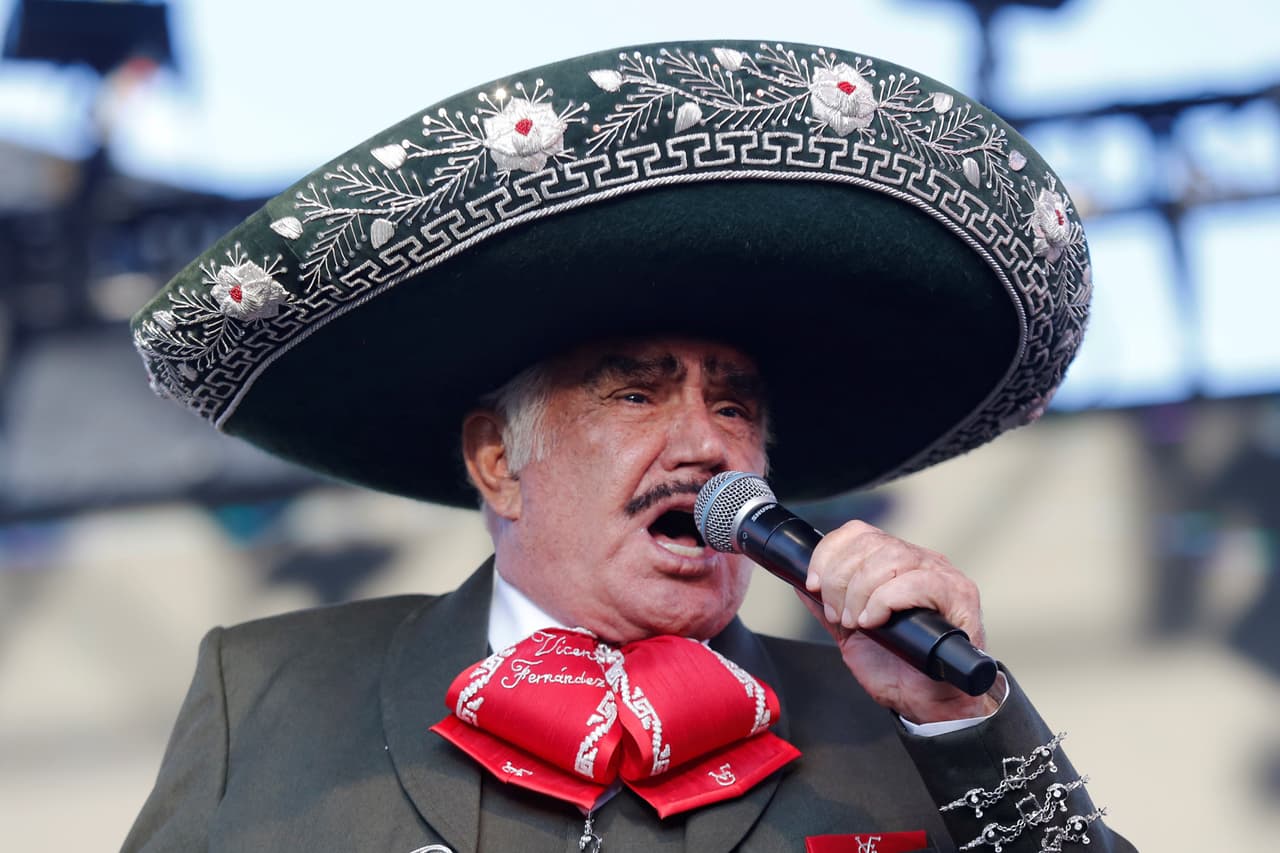 Pero en Guadalajara, Vicente Fernández aprovechó que estaba ante miles de sus seguidores y los medios de comunicación para aclarar sus palabras y ofrecer una disculpa a quienes se ofendieron con aquel comentario.
