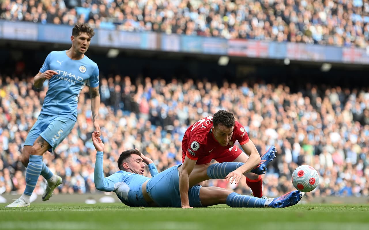 Manchester City y Liverpool dieron un gran partido en Etihad Stadium con un 2-2 final que deja todo igual en la lucha por el título de la Premier League de Inglaterra.